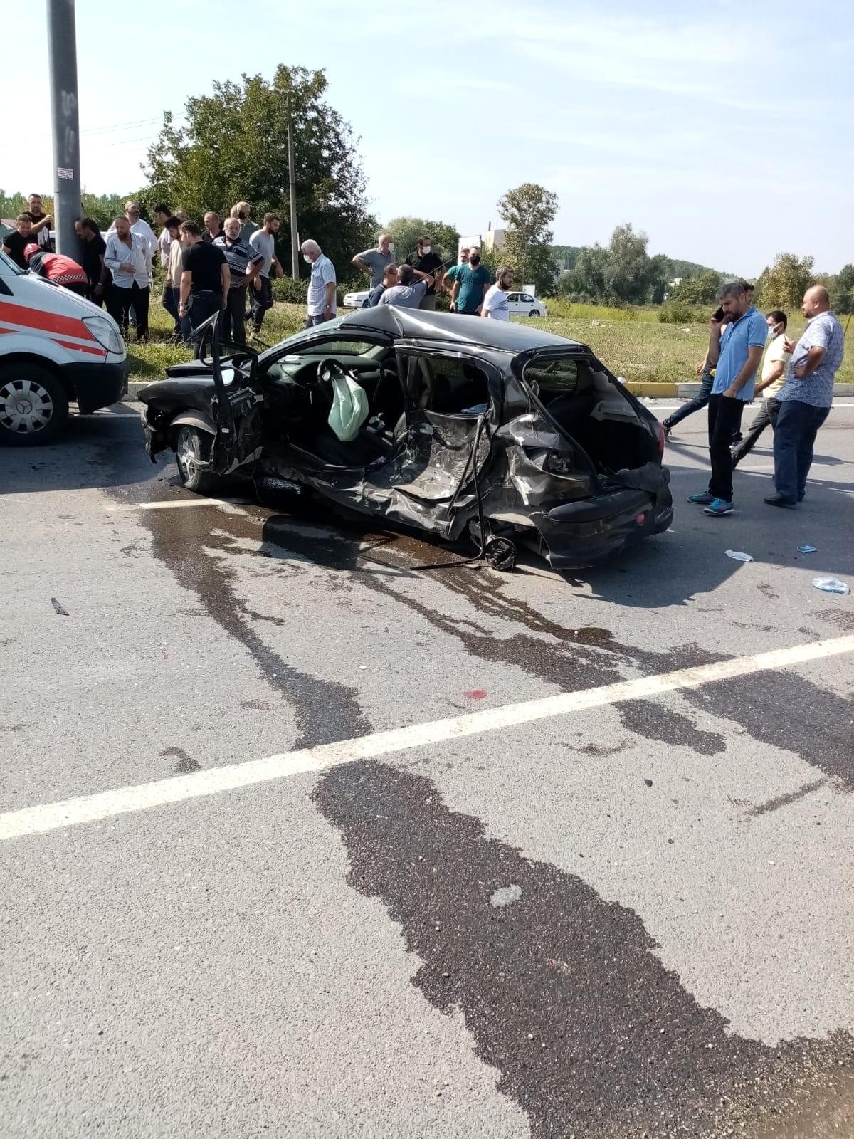 D-140 karayolunda iki araba çarpıştı: 1’i ağır, 4 yaralı