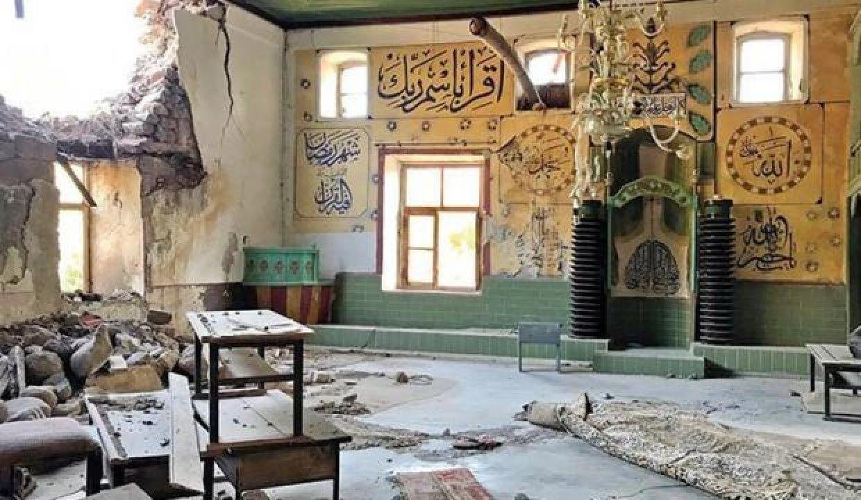 Depremde hasar gören camiye 4 yıldır çivi çakılmadı, bir bölümü depo yapıldı