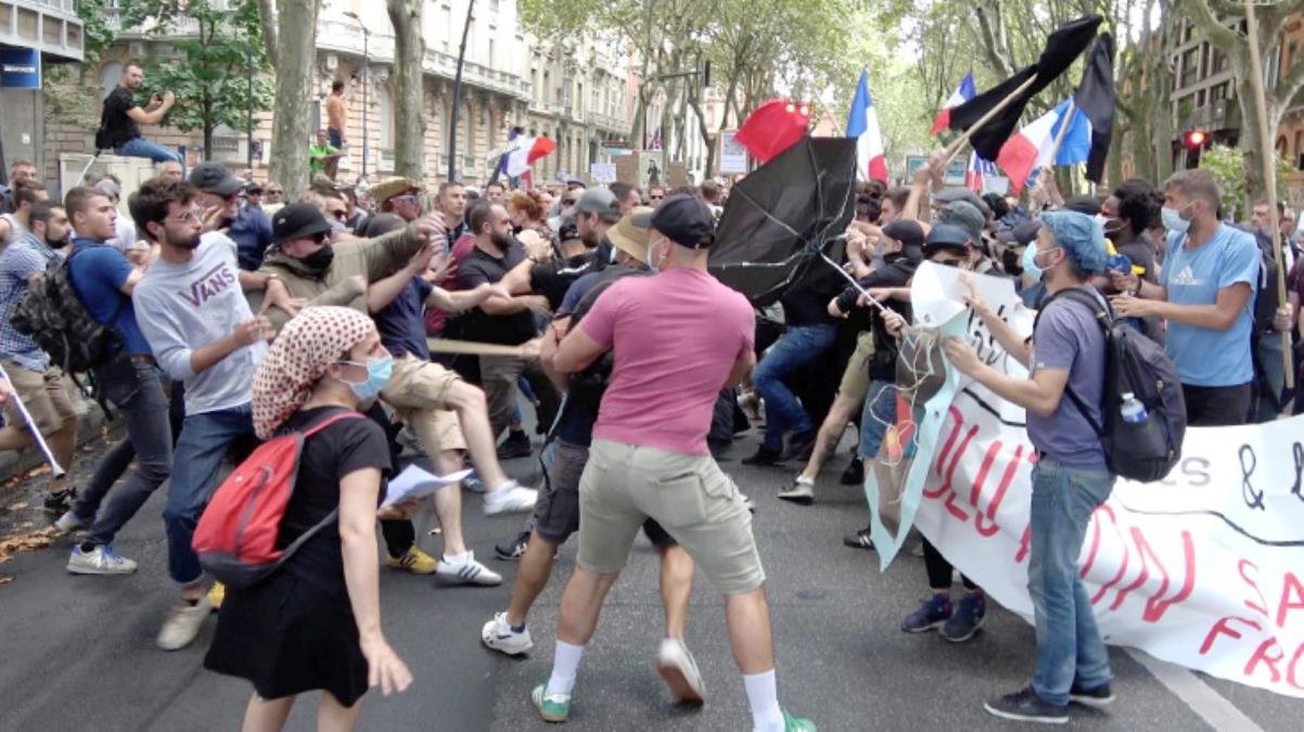 Fransa’da aşı karşıtları sokaklara döküldü! Siviller, protestoculara tepki gösterince ortalık savaş alanına döndü
