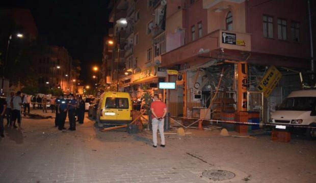 Gece yarısı korkutan patlama! Mahalleli sokağa döküldü