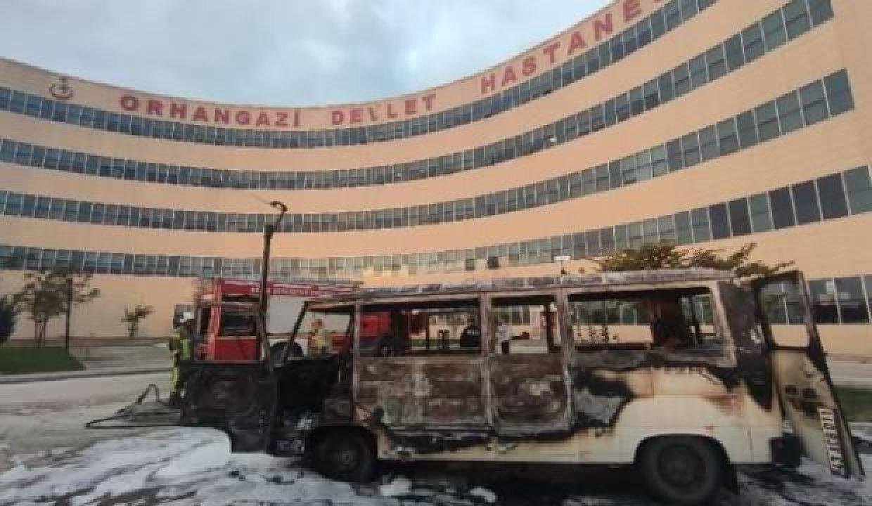 Hastane bahçesindeki minibüste yangın çıktı, içinde uyuyan çift son anda kurtuldu