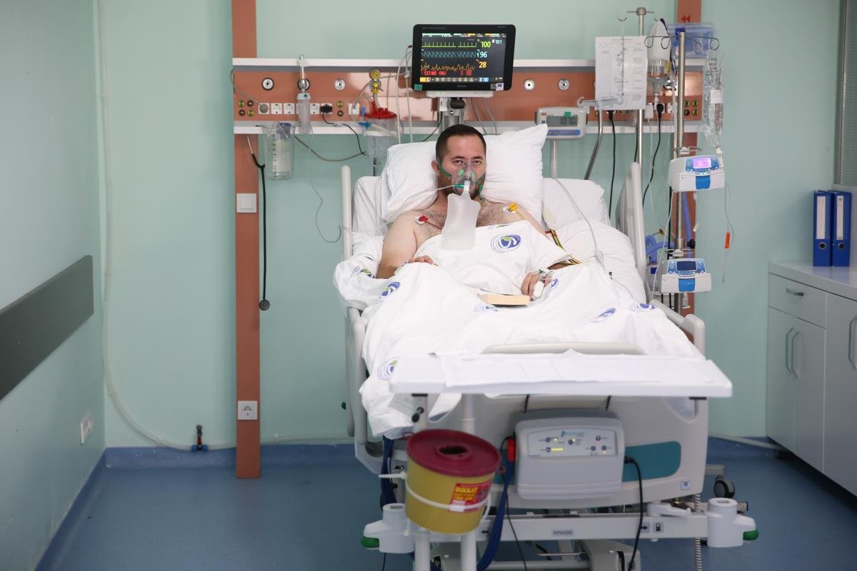 Hastanede Kovid-19 tedavisi süren genç, aşı olmamanın pişmanlığını yaşıyor