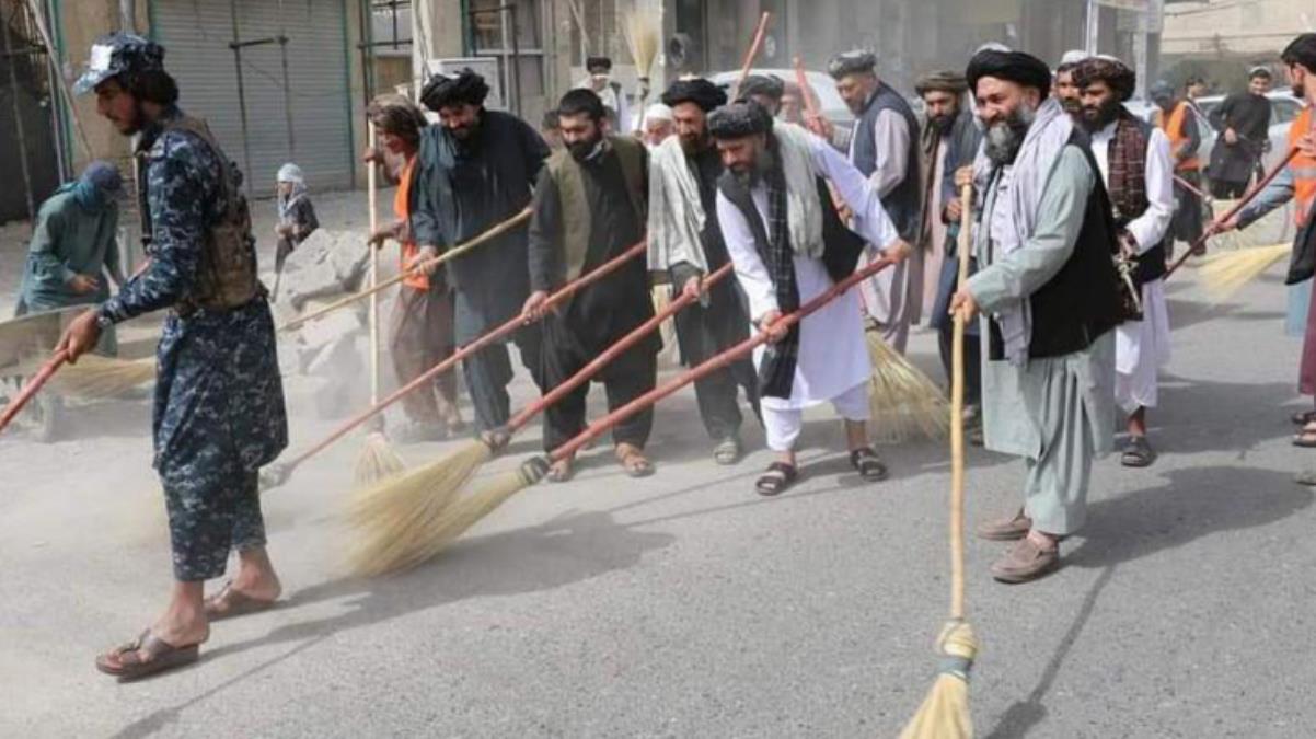 Hükümeti kuran Taliban’ın ilk icraatı süpürgeleri kapıp Afganistan sokaklarını temizlemek oldu