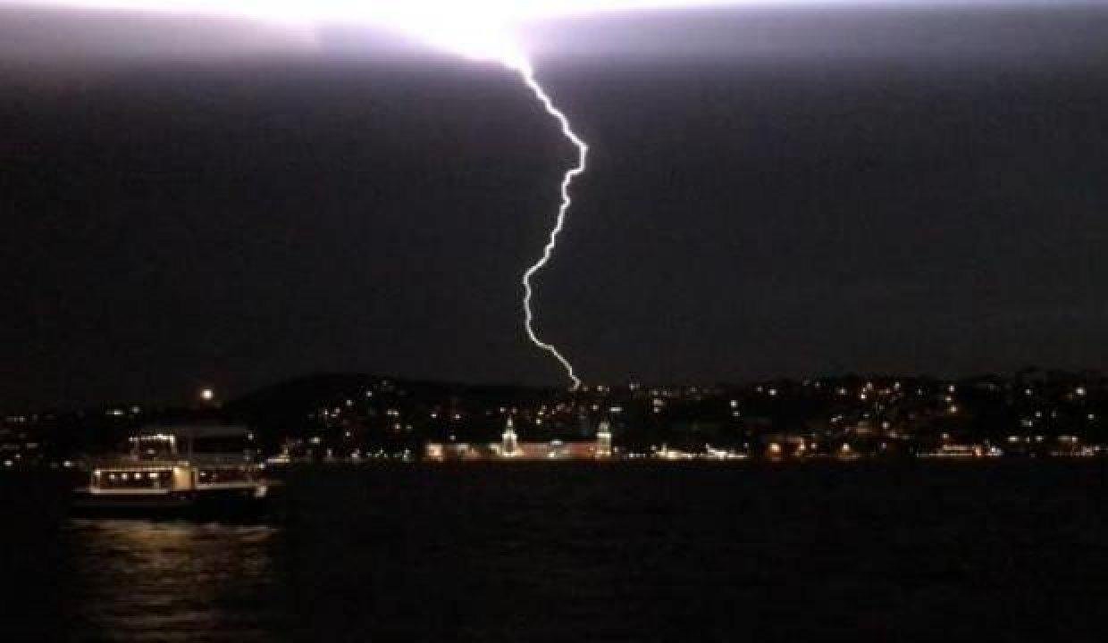 İstanbul’da fırtına dolu! Çatılar uçtu ağaçlar devrildi