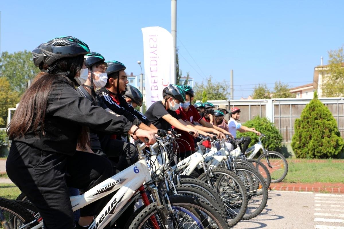 İzmitli gençler pedalları sıhhat için çevirdi