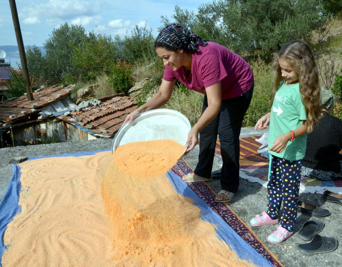 Karamürsel’de bayanlar imece metodu tarhana yapıyor