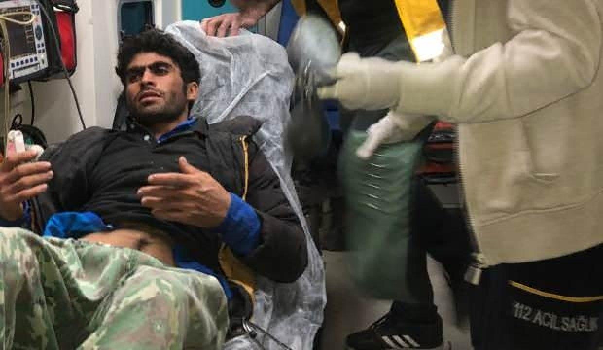 Kayalıklara sıkışan kaçak göçmen kurtarıldı