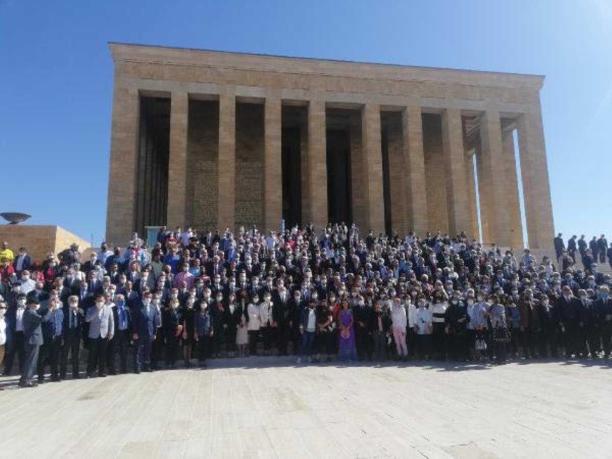 Kılıçdaroğlu, CHP’nin kuruluş yıl dönümünde Anıtkabir’i ziyaret etti