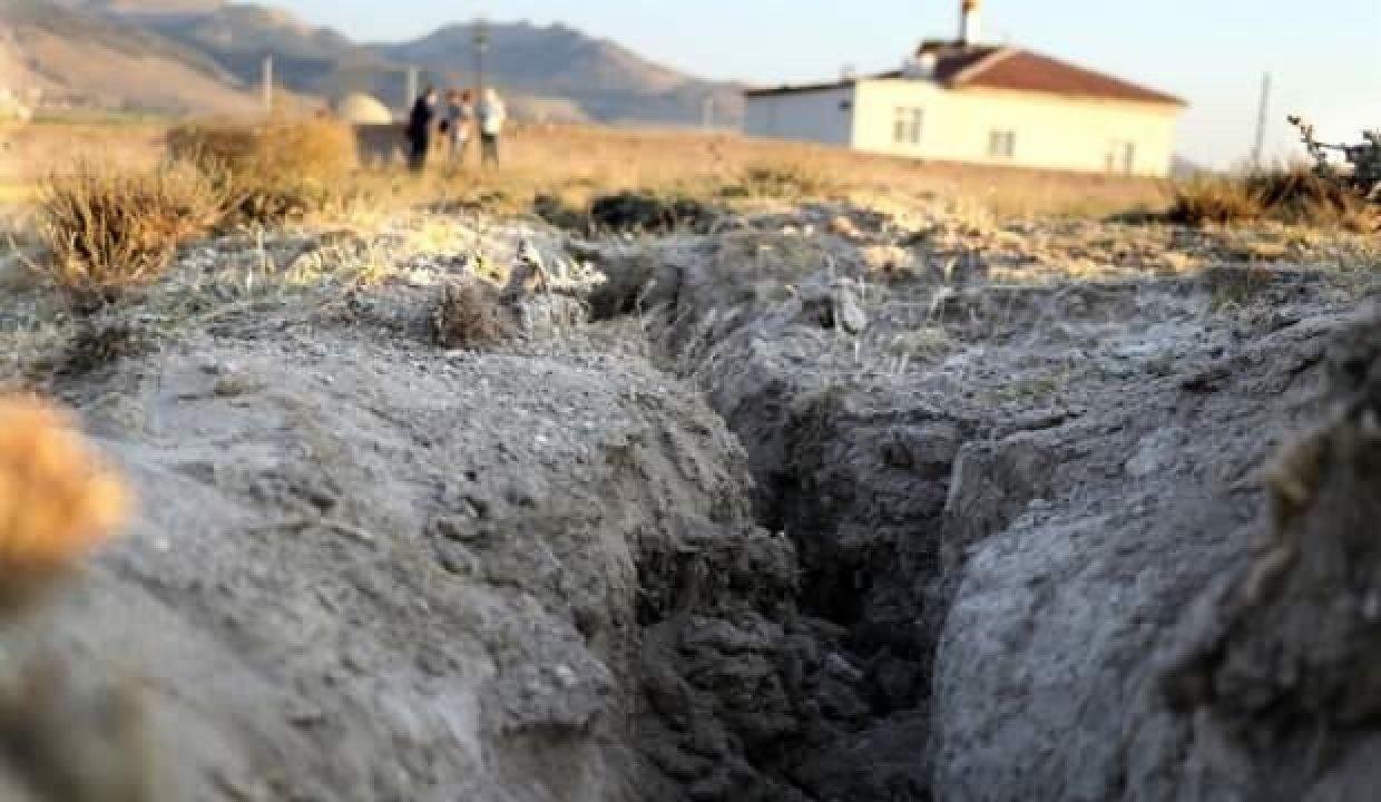 Konya Ovası’nda tehlike büyüyor! Yüzey yarıkları yerleşim yerlerine ulaştı