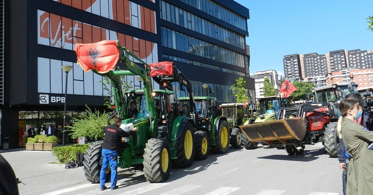 Kosovalı çiftçilerden traktörlü protesto