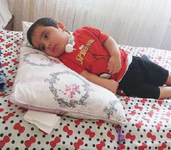 Küçük Ömer, boğazındaki delikten kurtulacak