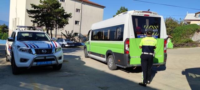 Kurallara uymayan servis araçları jandarmaya takıldı