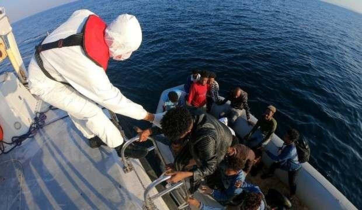 Lastik botla sürüklendiler: İmdatlarına Sahil Güvenlik yetişti!