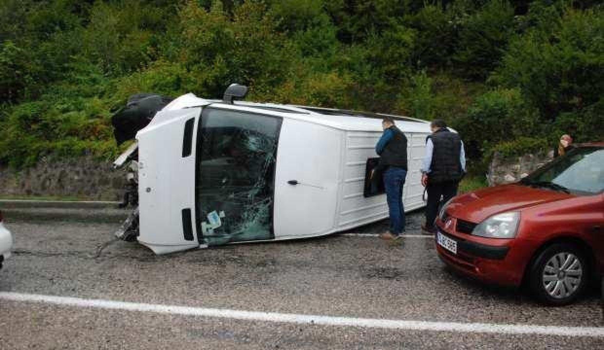 Maden emekçilerini taşıyan minibüs devrildi: Çok sayıda yaralı var