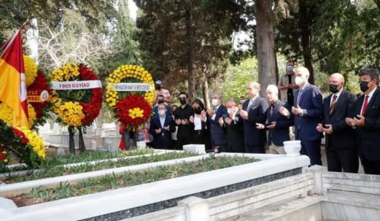 Metin Oktay, kabri başında anıldı