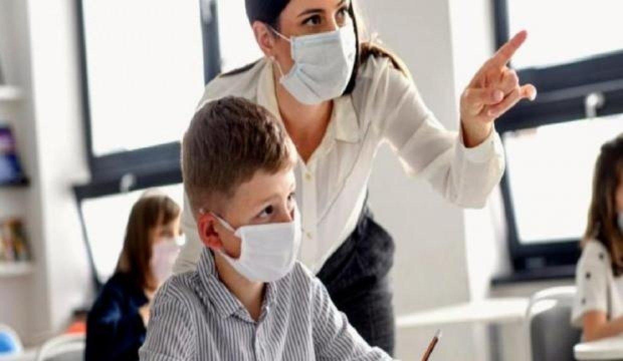 Öğretmenin geliştirdiği yüz tanıma ile öğrencilere maske takibi