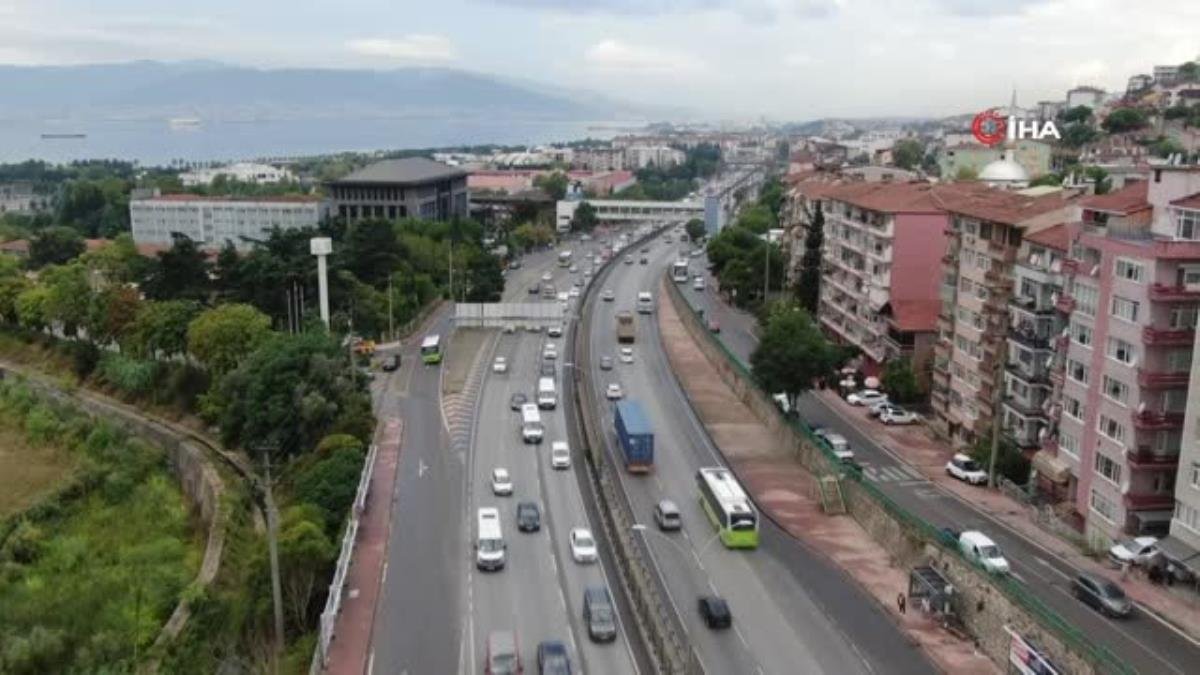 Okullar açıldı, trafikte uzun kuyruklar oluştu