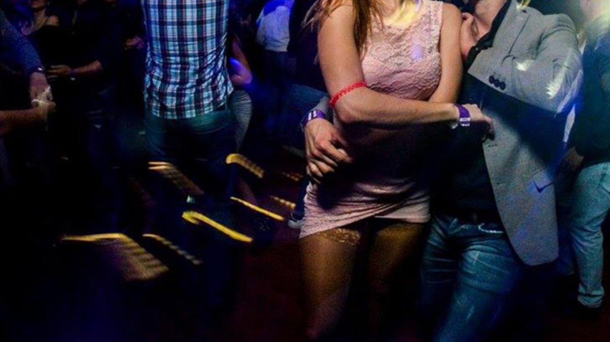 Partiye katılanlar, 22 yaşındaki genç kadına tecavüzü kahkaha atarak izledi
