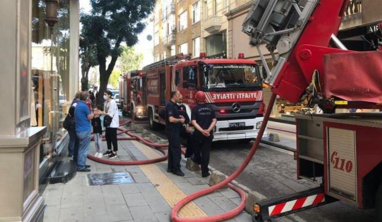 Pendik’te 5 katlı binada çatı yangını
