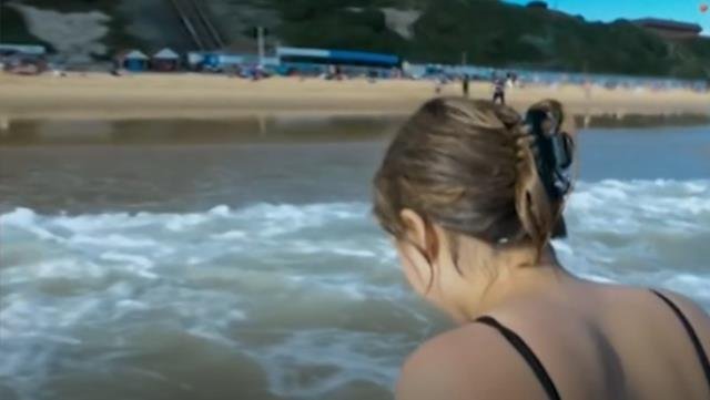 Plajda utanç anları! Yüzlerce kişi, suyun içerisinde tecavüze uğrayan kızı hiçbir şey yapmadan izledi