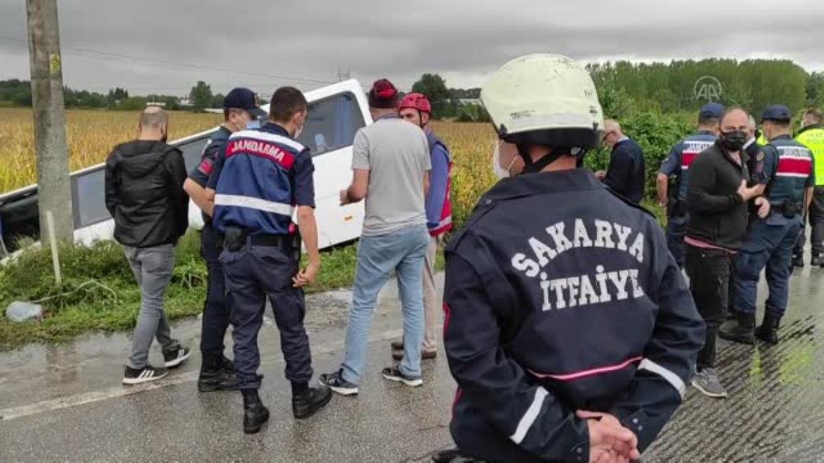 Sakarya’da devrilen yolcu midibüsündeki 7 kişi yaralandı