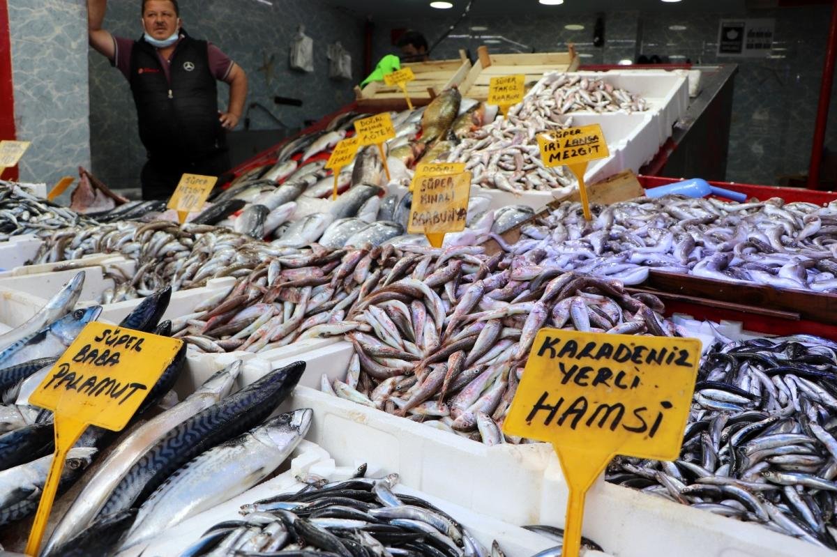 Samsun’da balık tezgahlarında ne alırsan 10 TL dönemi başladı