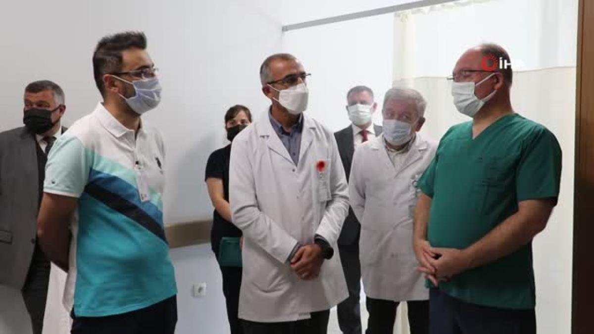 Sivas’ta 800 bin doz aşı uygulandı, gazeteciyi erken aşıya Vali Ayhan ikna etti