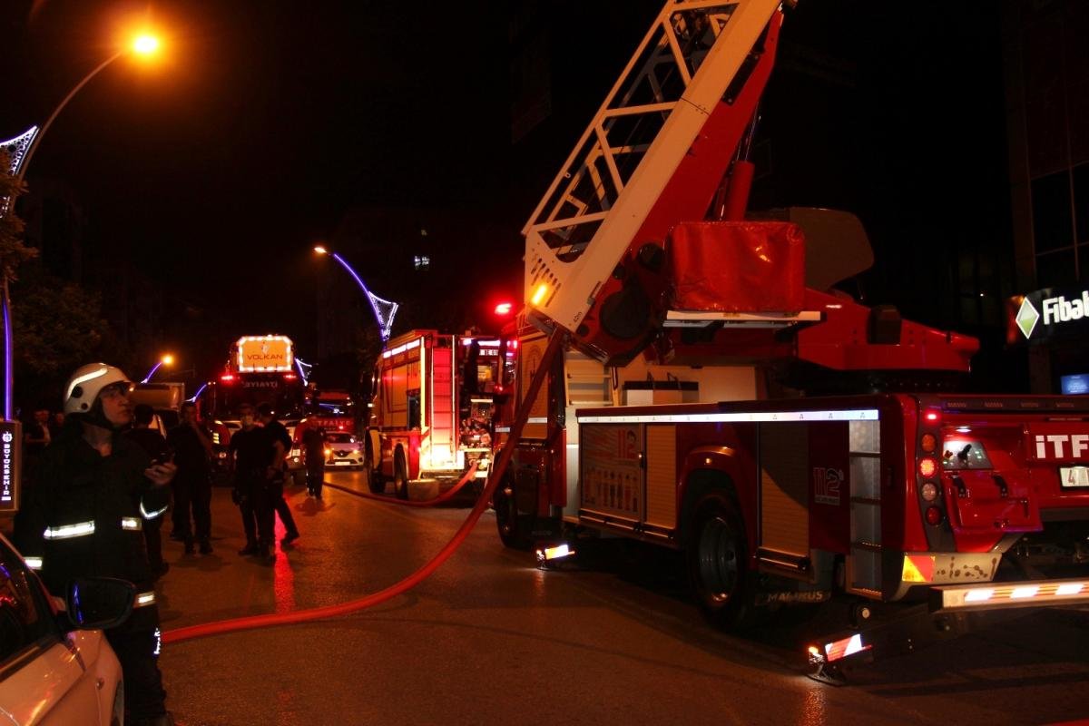Son dakika haber: Gebze’de 7 katlı binada korkutan yangın