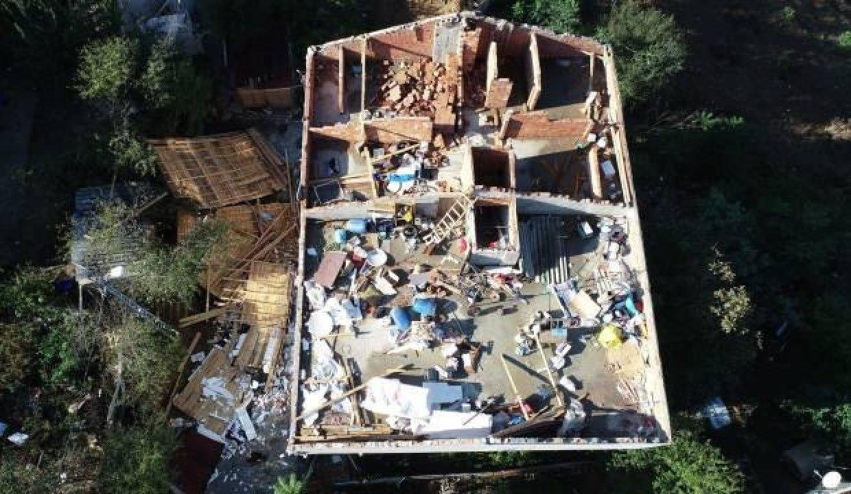 Sultangazi’de fırtına çatıları uçurdu
