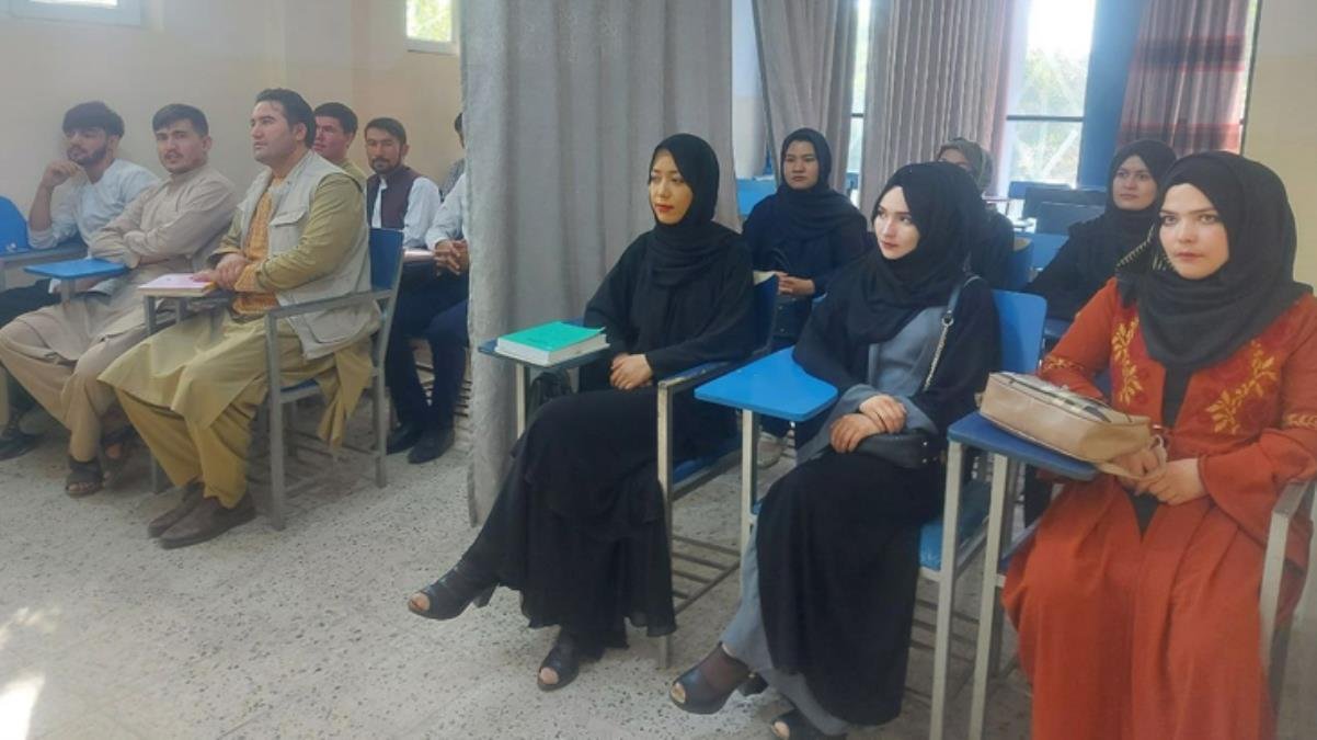 Taliban başkent Kabil’deki üniversiteyi kız ve erkek öğrencilerin arasına perde çekerek açtı