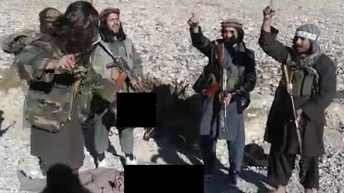 Taliban’ın infazı tüyler ürpertti! Askerin başını kesip kutlama yaptılar