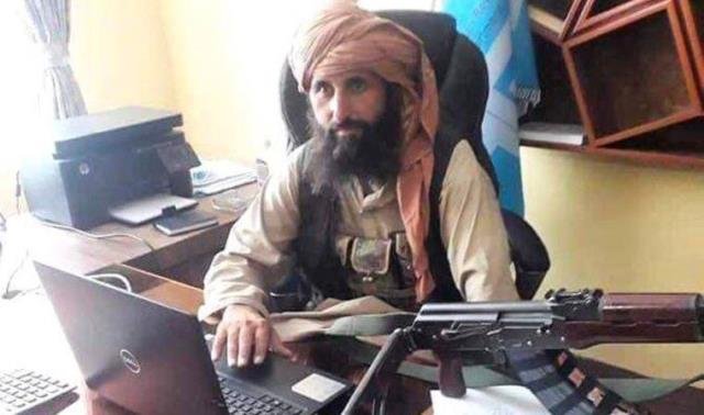 Taliban’ın yeni Merkez Bankası Başkanı İdris’in masa başındaki silahlı fotoğrafı gündem oldu