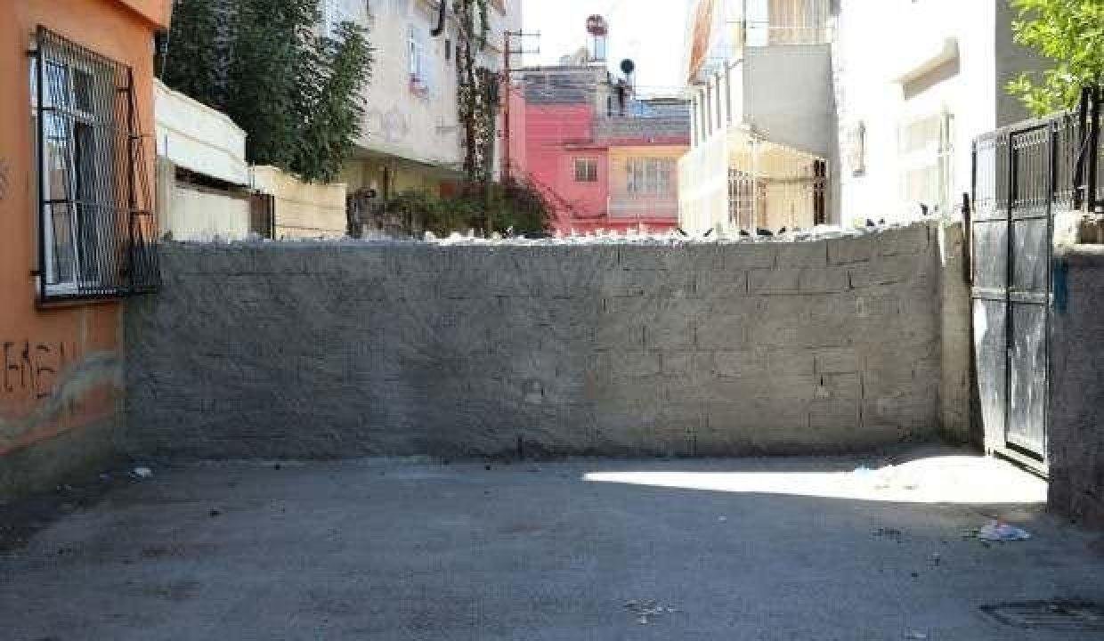 ‘Tapulu arazim’ dedi sokağı duvar örerek kapattı