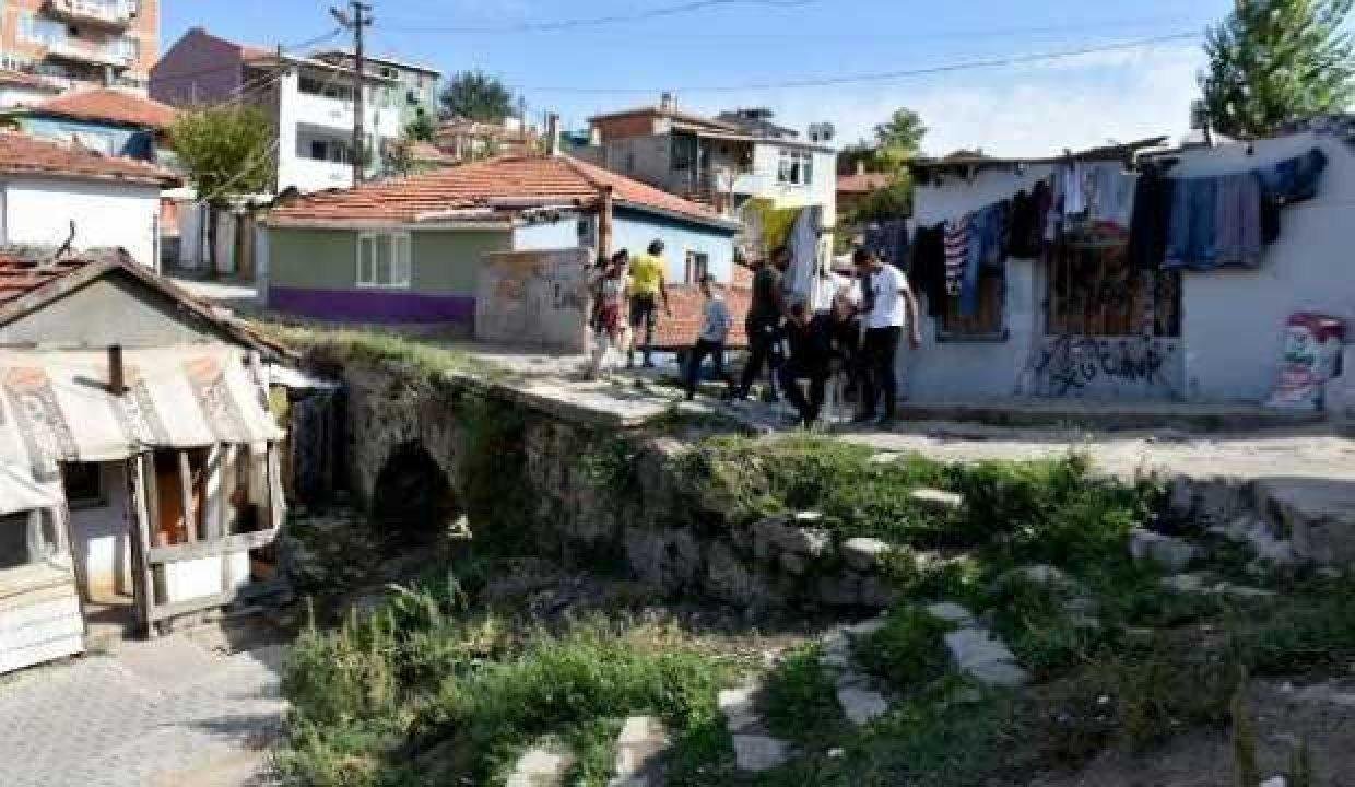 Tarihi Taş Köprü, konutlar ortasında kayboldu