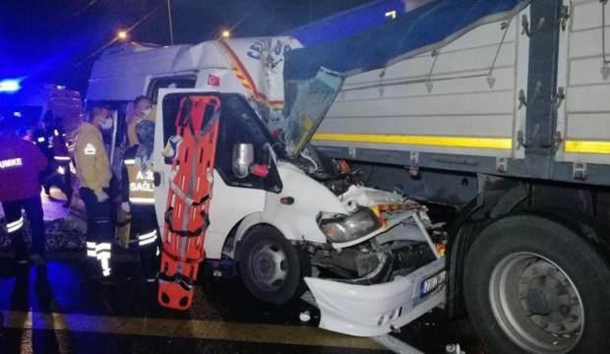 Tarım çalışanlarını taşıyan minibüs tıra çarptı: 2’si bebek 17 yaralı