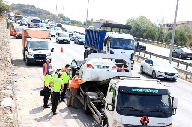 TEM’de otomobil yolcu otobüsüne arkadan çarptı