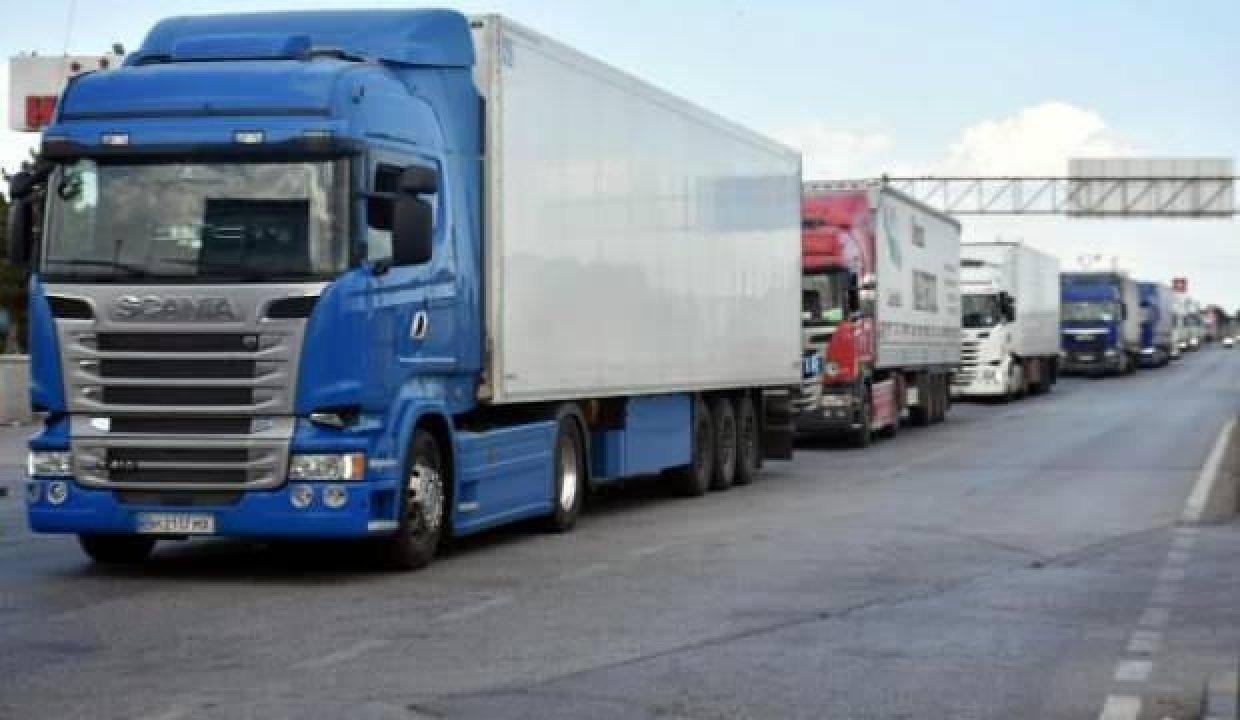 TIR’a binmeye çalışan göçmenler, kendilerini fark eden bekçiye silah çekti