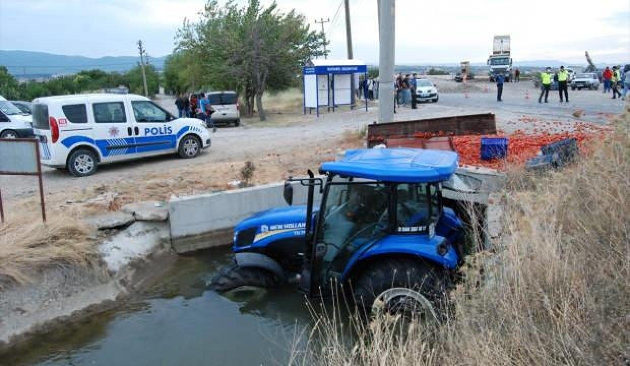 TIR’ın çarptığı traktör su kanalına uçtu: 2’si ağır 5 yaralı