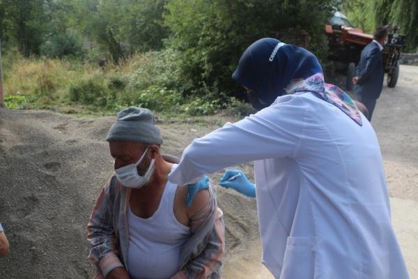 Tokat’ta sağlık ekipleri köylerde aşı çalışmalarını sürdürüyor