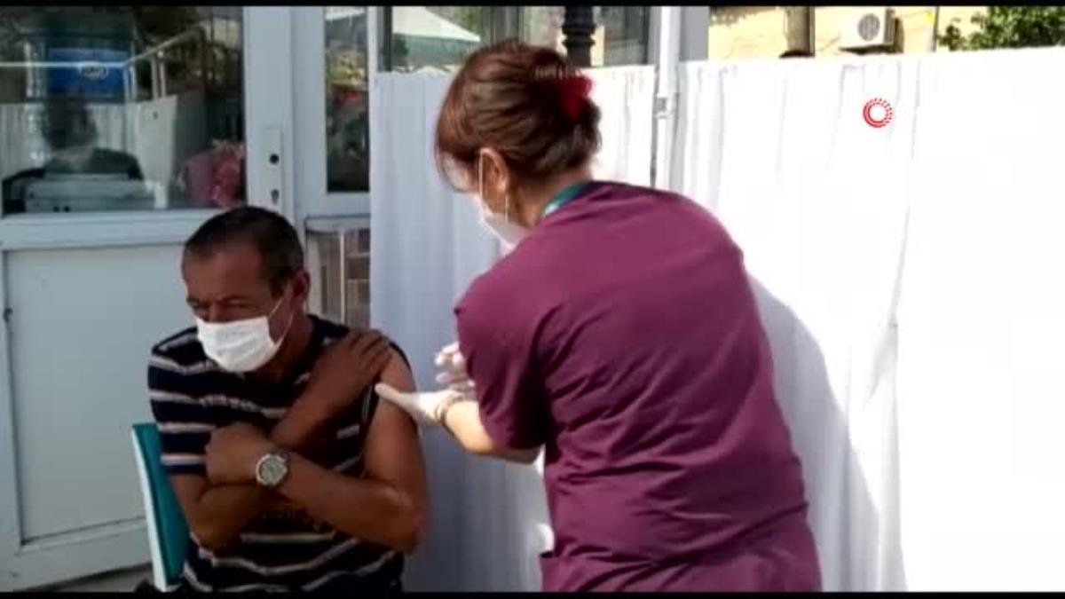 Vatandaşlar önce aşı oldu sonra alışveriş yaptı