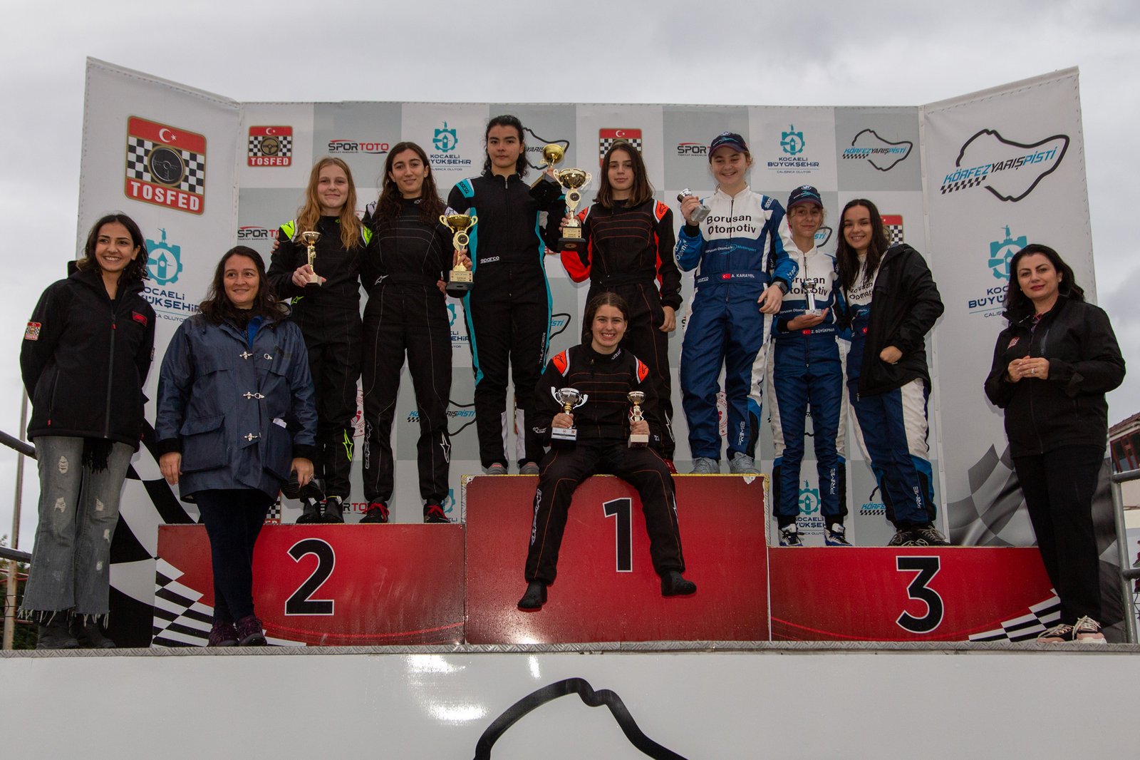 KARTİNGDE FAVORİLER KAZANDI