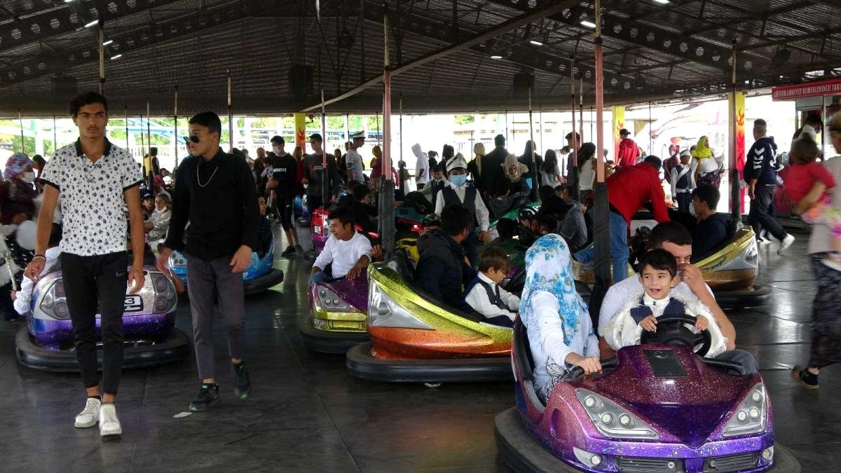 330 çocuk şölende evvel doyasıya eğlendi, sonra sünnet oldu