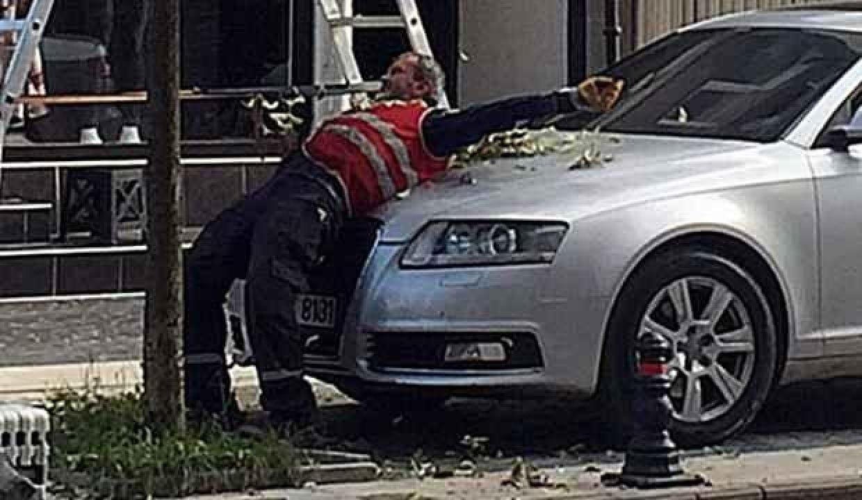Budanan ağacın kolları araca gelmesin diye kendini siper etti