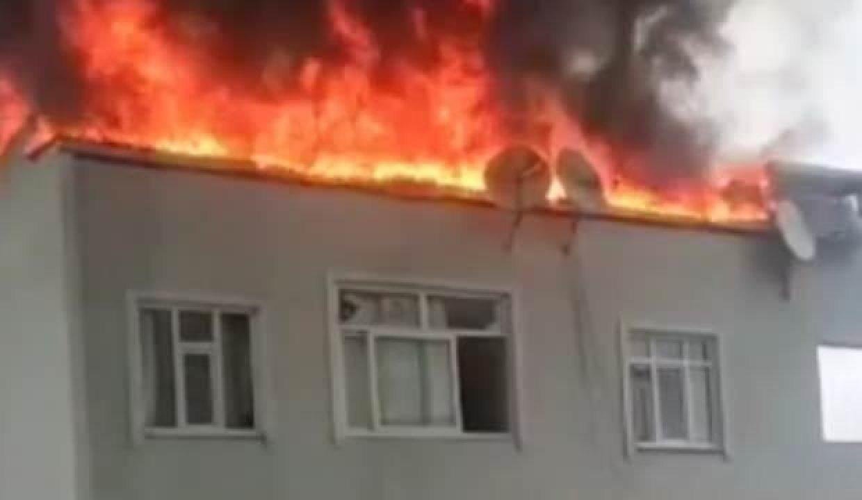 Çatı alev alev yandı! Meskendeki bayan dışarı çıkmadı