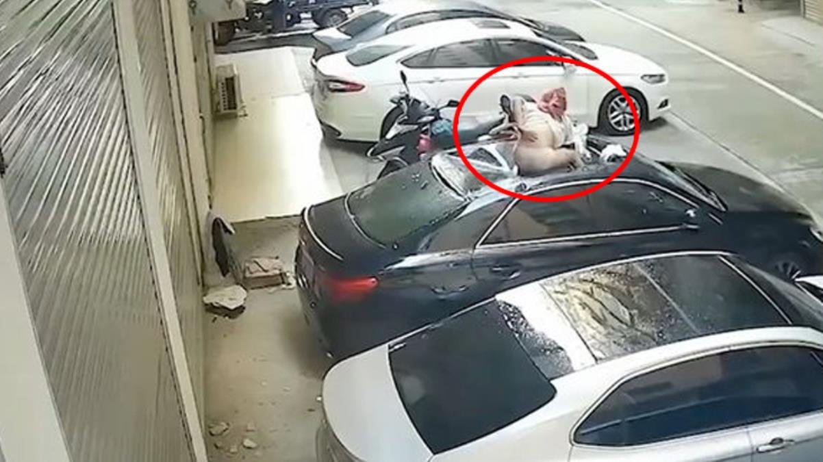 Cinsel ilgi sırasında balkondan düşen bayan, son model arabayı pert etti