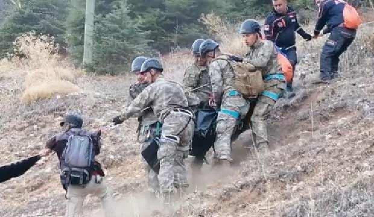 Dağlık alandaki cenazeyi 700 metreden komandolar indirdi