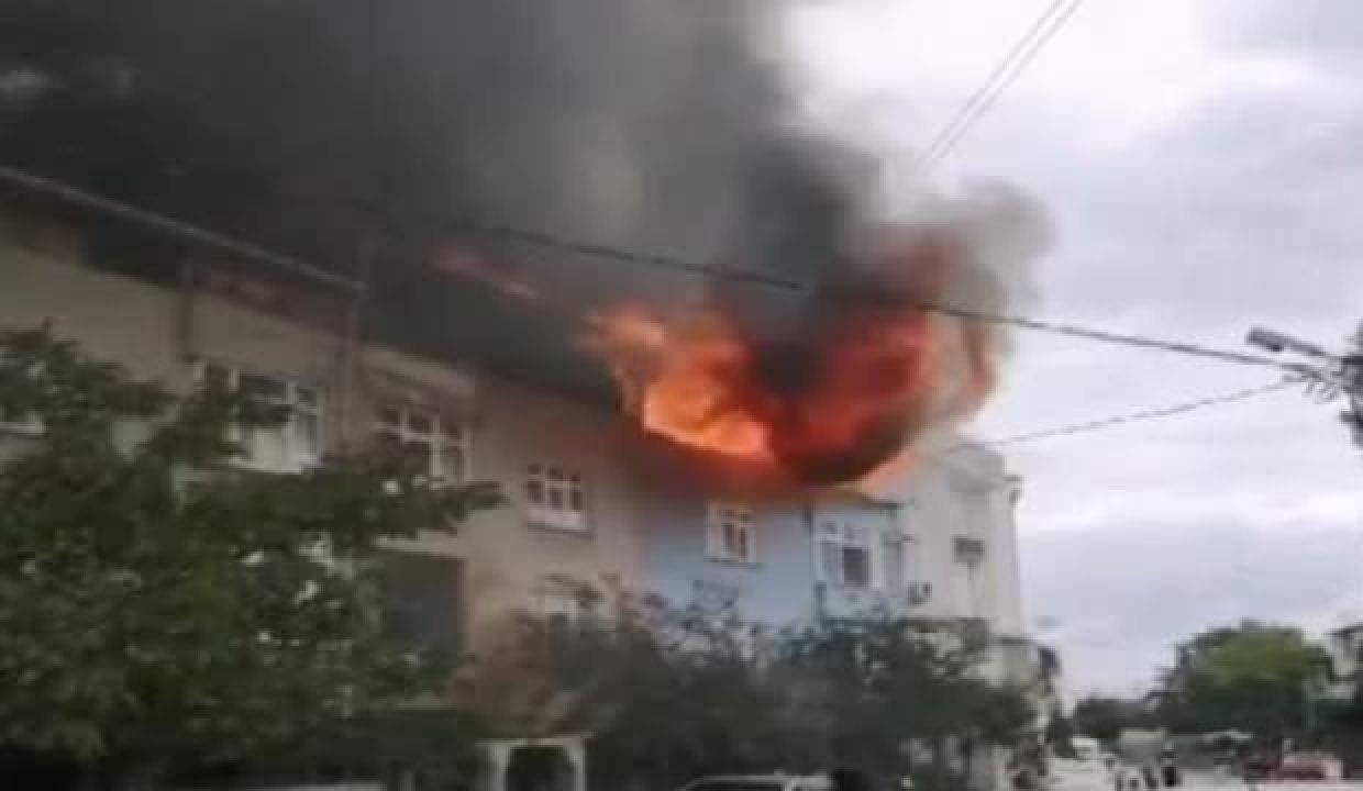 Esenyurt’ta apartmanının yandığını gözyaşları ile izledi