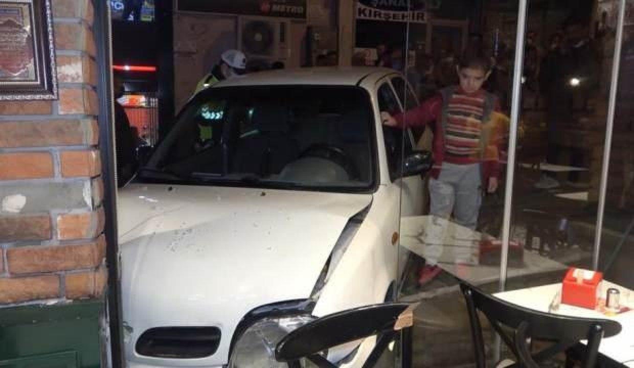 Fren yerine gaza bastı, araba döner salonuna daldı