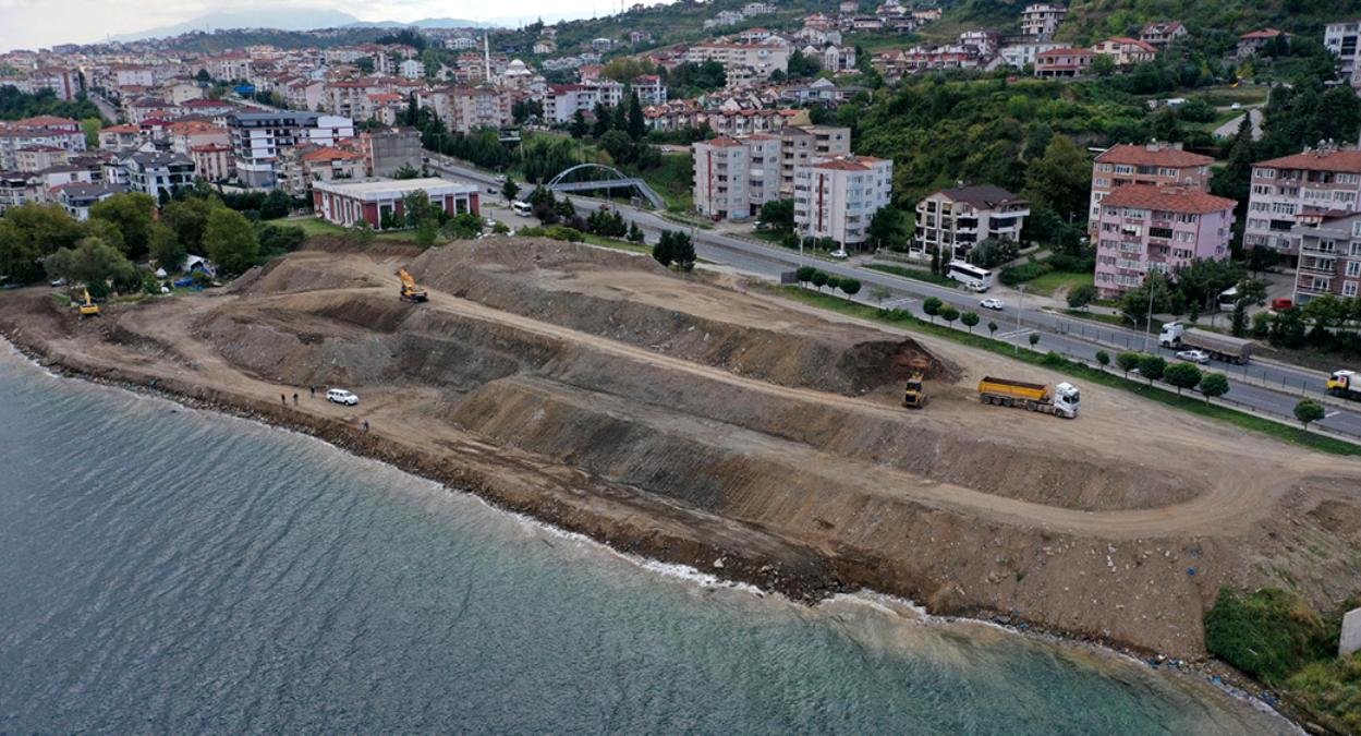 Gölcük Kuruçeşme kıyısında sarsıntıdan kalan inşaat atıkları kaldırılıyor