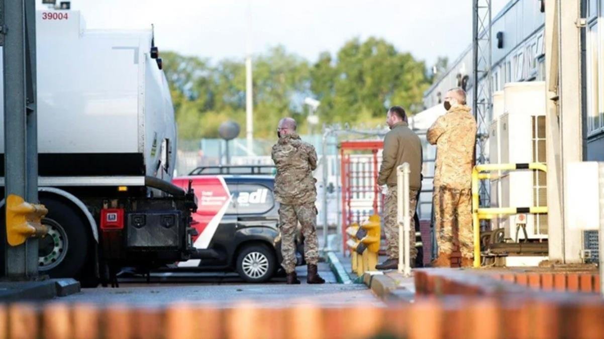 İngiltere’deki petrol krizi sonrası ordu devreye girdi! Askerler istasyonlara yakıt taşıyor